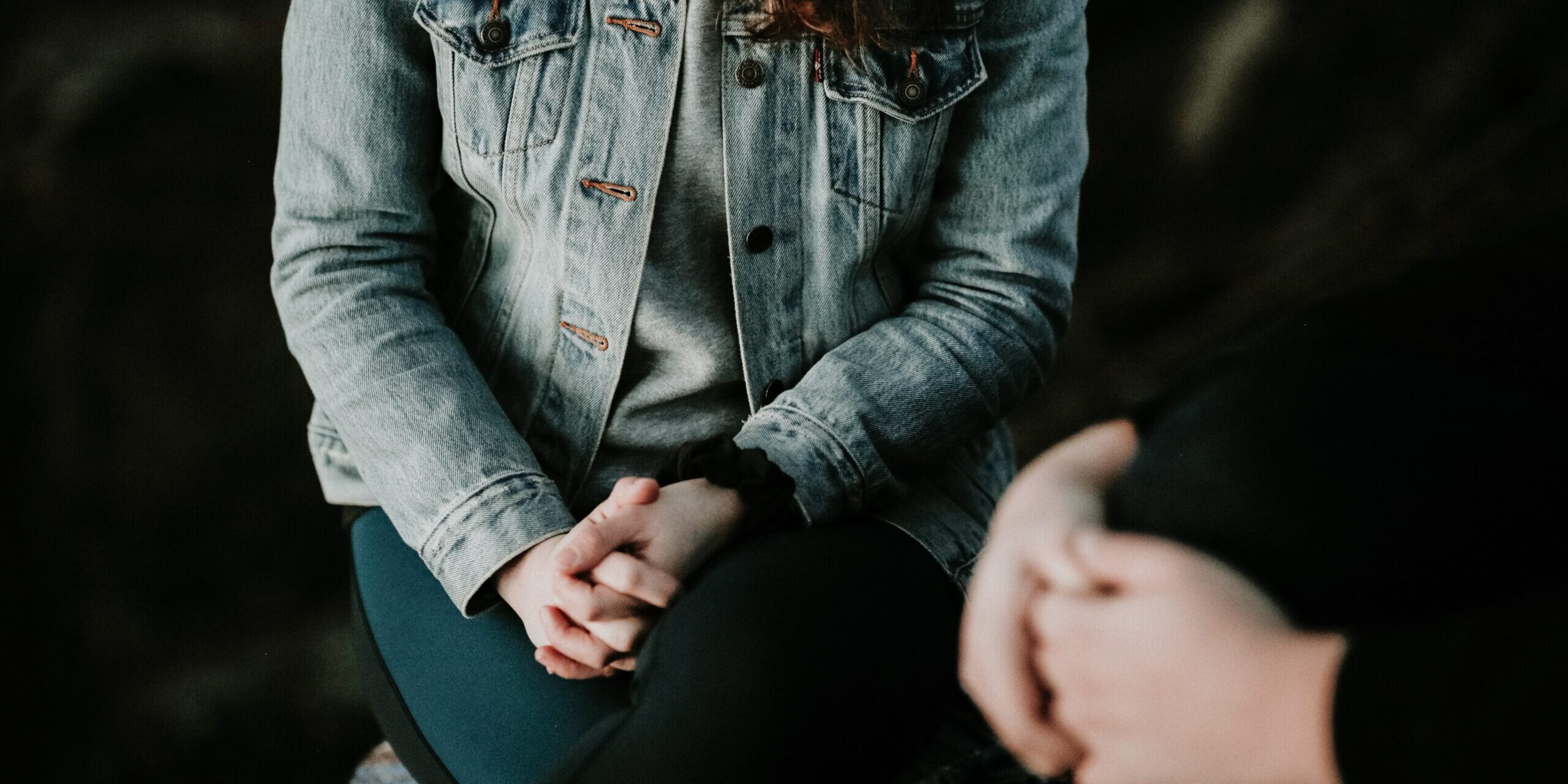 priscilla-du-preez-F9DFuJoS9EU-unsplash Therapy session, Mental health, conversing